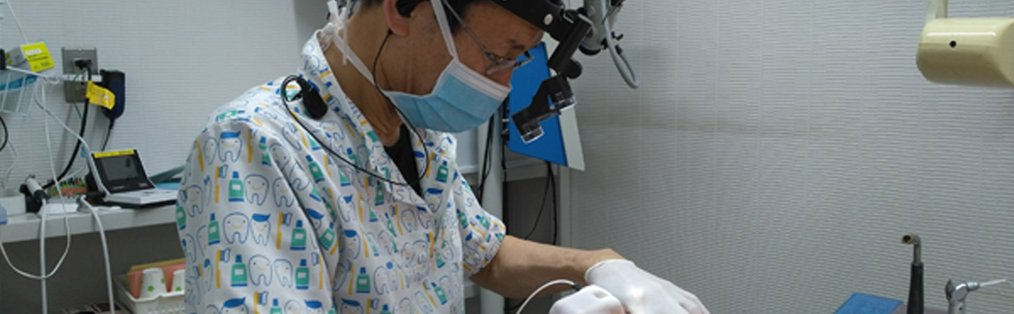 治療中の院長