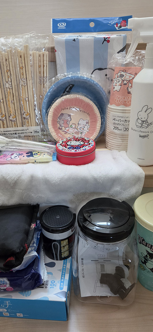紙皿などの防災グッズ