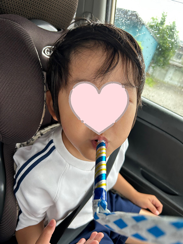 吹き戻しでトレーニングする子供の様子
